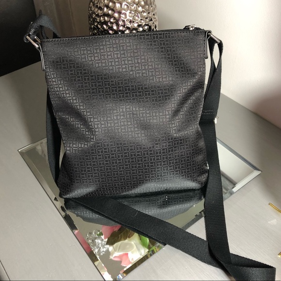 Tommy Hilfiger Flag Crossbody purse - Picture 2 of 8